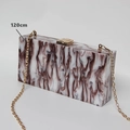Detail der Acryl-Clutch mit Marmormuster, goldener Metallkette und Druckverschluss - Weinrot (O-Kette)