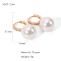 Orecchini a farfalla in oro rosa con piccoli diamanti e perle bianche su sfondo bianco - Stile Ciondolo in Perla Artificiale (NYH-XM710AA)