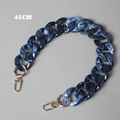 Detalle de cadena de resina jaspeada azul y blanca de 45cm con cierres dorados - 45cm / Azul