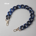Dettaglio catena per borsa 45cm in resina acrilica blu marmorizzata con fermagli dorati - 45cm / Blu