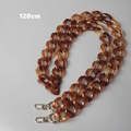 Vue détaillée d'une chaîne en résine ambre de 120cm avec fermoirs mousquetons dorés - 120cm / Ambre