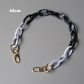 Detalle de cadena de bolso de 46cm en acrílico marmolado con cierres de langosta dorados - Costuras de Mármol Blanco y Negro / Cierre Dorado-46cm