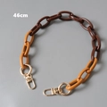Detalle de una cadena gruesa de 46cm de resina acrílica en colores marrón y ámbar - Costuras Marrón Oscuro y Ámbar / Cierre Dorado-46cm