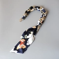Dettaglio di catena dorata per borsa intrecciata con foulard in seta floreale blu - Stile Farfalla Arancione Navy (1)