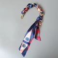 Dettaglio del manico in seta con motivi blu navy e chiusure a catena in metallo dorato - Stile Geometrico a Pois Navy (3)