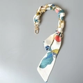 Dettaglio della catena in metallo dorato intrecciata con foulard di seta per borsa - Stile Floreale Colorato Crema (4)