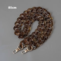 Dettaglio della tracolla a catena in resina leopardata da 85cm con fibbie dorate - 85cm / Ambra