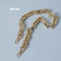 Dettaglio di una tracolla per borsa in metallo dorato da 65 cm con chiusure a moschettone - 65cm / Oro