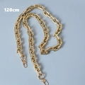 Dettaglio della tracolla a catena dorata da 120cm con moschettoni per borse moda - 120cm / Oro