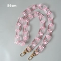 Detalle de cadena de bolso acrílica rosa de 86cm con mosquetones metálicos dorados - Rosa / 86cm