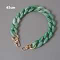 Détail de la bandoulière en résine marbrée verte de 45cm avec fermoirs dorés - Style Court / Vert marbré