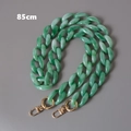 Détail de la bandoulière en acrylique marbré vert de 85 cm avec mousquetons dorés - Style Mi-Long / Vert marbré