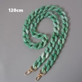 Détail d'une bandoulière en résine marbrée verte de 120 cm avec mousquetons dorés - Style Long / Vert marbré