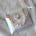 Detail der weißen Marmor-Acryl-Clutch mit goldener Hardware und einer 30cm Perlenmetallkette - 30cm
