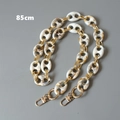 Dettaglio della tracolla da 85 cm in resina ambrata e metallo dorato con chiusure a moschettone - Beige 85CM