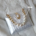 Pochette da sera effetto marmo bianco con catena da 30 cm in perle e metallo dorato - 30cm