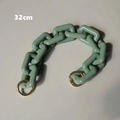 Dettaglio catena per borsa 32cm in resina verde fagiolo con anelli in metallo oro - 32cm / Verde