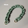 Dettaglio della tracolla spessa 46 cm in resina verde morandi con chiusure dorate - 46cm / Verde