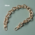 Detalle de la cadena para bolso de 36cm en acrílico dorado y metal con mosquetones - Dorado 36CM