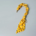 Details einer gelben Seidenschal-Taschenkette mit goldener Kette und Karabinerhaken - Gelb Geometrisch / 30cm