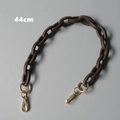 Detalle de la correa de bolso de resina café de 44 cm con cierres de mosquetón dorados - 44cm / Marrón