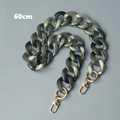 Detalle de la cadena de acrílico gris mármol de 60cm con cierres de mosquetón dorados para bolsos - 60CM / Gris