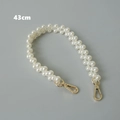 Detail van de 43cm witte parel handtasketting met decoratieve gouden karabijnsluitingen - 43cm
