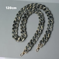 Detalle de cadena de resina gris de 120cm con mosquetones de metal dorado para bolsos - 120cm / Gris