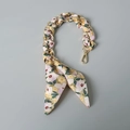Gros plan de la bandoulière en chaîne dorée entrelacée de tissu floral et fermoir - Taille Standard / Floral Vert Clair avec Nœud (5)