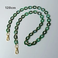 Détail de la chaîne en résine marbrée vert foncé de 120 cm avec anneaux dorés et fermoirs - Vert 120cm