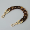 Detail of tortoiseshell resin fishbone chain with premium golden metal lobster clasps - 28cm / Leopard Print