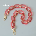 Dettaglio della catena per borsa da 60cm in acrilico rosa con chiusure e anelli dorati - Versione Media / Rosa