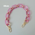 Dettaglio di catena per borsa rosa in acrilico da 40cm con ganci in metallo dorato - Stile Corto / Rosa Rosso