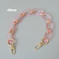 Dettaglio della tracolla da 40cm in acrilico rosa e metallo dorato con moschettoni - Stile Corto / Rosa