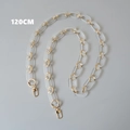 Detalle de cadena para bolso de 120cm en acrílico mate con aros dorados y cierres de langosta - 120cm / Blanco