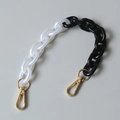 Détail d'une grosse chaîne en acrylique noir et blanc avec fermoirs mousquetons dorés - 30cm / Épissage Éclat Perle Noir Blanc (4)
