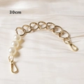 Dettaglio di una catena dorata da 30cm con grandi anelli e perle bianche per borse - 30cm / Stile Giunzione Perle