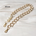 Dettaglio di una catena per borsa dorata da 65cm con perle e chiusure a moschettone - 65cm / Stile Giunzione Perle