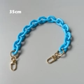 Makro-Detail einer 35 cm langen, hellblauen Acrylkette mit goldenen Karabinerhaken - 35cm / Blau
