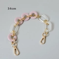 Detalle de cadena de resina acrílica rosa de 34cm con cierres de mosquetón dorados y aros - 34cm / Rosa