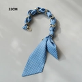 Detail van 32 cm blauwe polkadot stoffen handtas ketting met gouden metalen ringen - Blauw-witte polkadotsjaal / 32cm