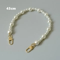 Detailansicht einer 43cm weißen Perlenkette für Taschen mit goldenem Karabiner - Perlenabstandsperlen / 43cm