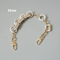 Detalle de cadena barroca de resina beige de 35cm con cierres metálicos dorados para bolsos - 35cm / Beige