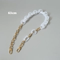 Detalle de cadena de resina acrílica blanca y metal dorado de 63cm con mosquetones - 63cm / Blanco