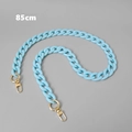 Dettaglio catena per borsa da 85 cm in resina azzurra con fermagli in metallo dorato - 85cm / Blu