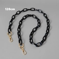 Dettaglio della catena per borsa da 120cm in resina marmorizzata con moschettoni dorati - Nero / 120cm