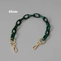 Dettaglio di una tracolla di 45 cm in resina verde scuro marmorizzata con ganci dorati - Verde / 45cm