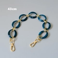 Dettaglio tracolla da 43cm in resina marmorizzata blu e metallo dorato con moschettoni - Blu-43