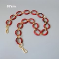 Dettaglio della catena in resina marmorizzata rossa da 87cm con anelli dorati - Rosso-87