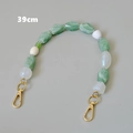 Detail van 39 cm handgemaakte kralenketting met groene acryl kralen en gouden sluiting - Multi-vorm Groen en Wit gemengd (Stijl 3)